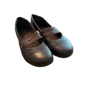 Clark’s bendables mary Jane’s slip on Women's Brown Leather Flats size 10w